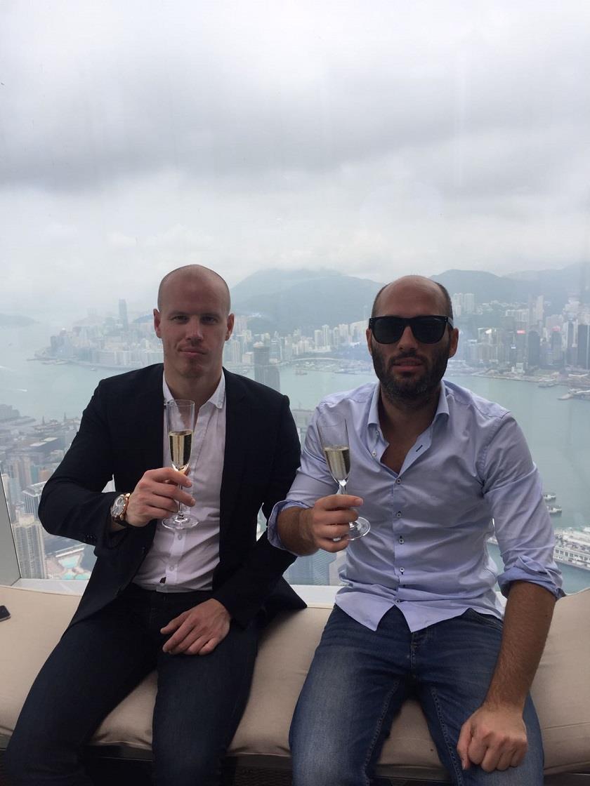 在一个屋顶酒吧的香槟早午餐在香港
