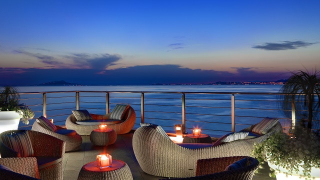 在阿马尔菲海岸的地中海索伦托酒店的屋顶酒吧远景天空酒吧