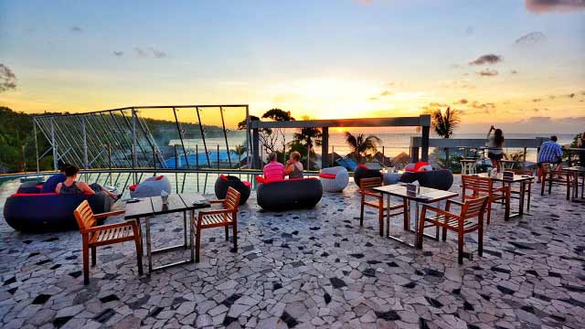 在巴厘岛的屋顶酒吧烟熏酒吧和天空酒吧