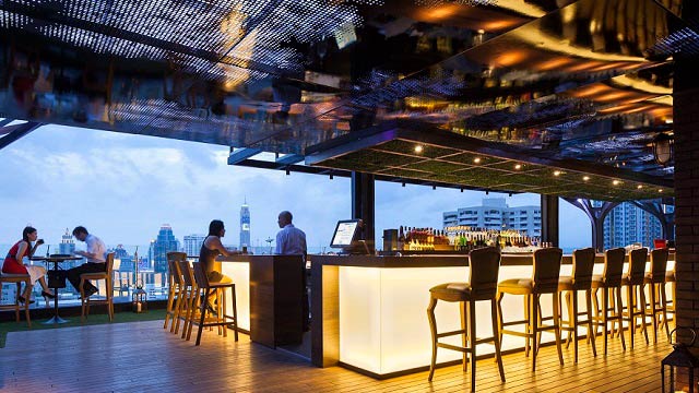 曼谷十一号楼上的屋顶酒吧