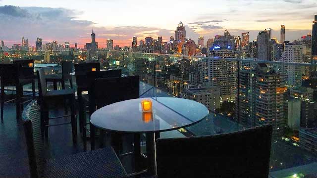 曼谷的屋顶酒吧长桌
