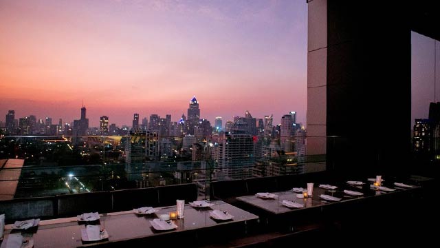 曼谷的屋顶酒吧长桌