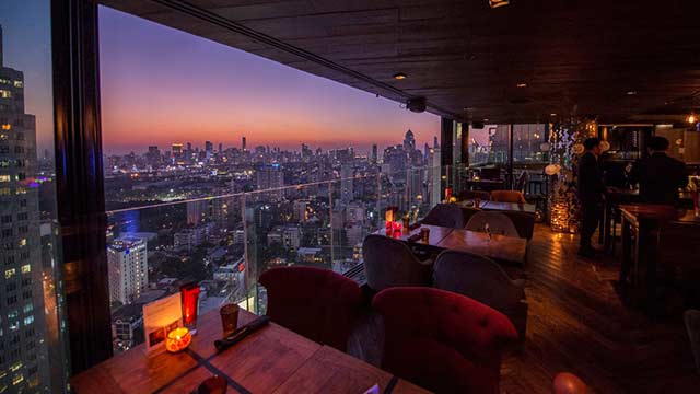 屋顶酒吧在曼谷曼谷高度