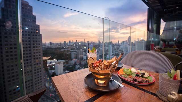 屋顶酒吧在曼谷曼谷高度