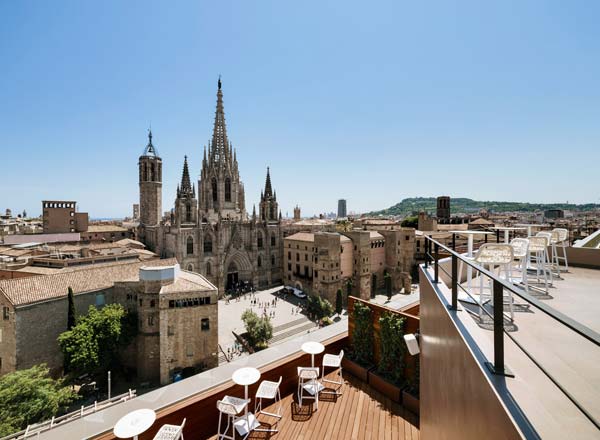 屋顶酒吧全景露台酒店Colón在巴塞罗那