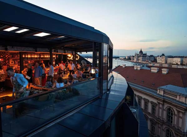 在布达佩斯的屋顶酒吧狮子座屋顶
