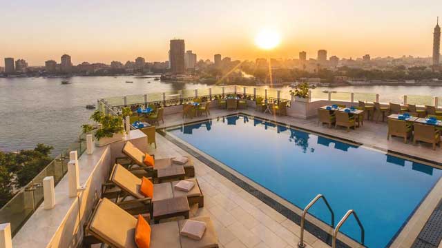 开罗凯宾斯基尼罗河酒店的屋顶泳池酒吧
