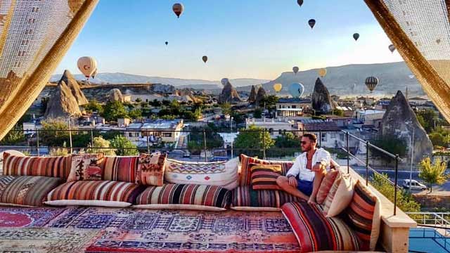 Cappadocia的屋顶酒吧门在卡帕多西亚