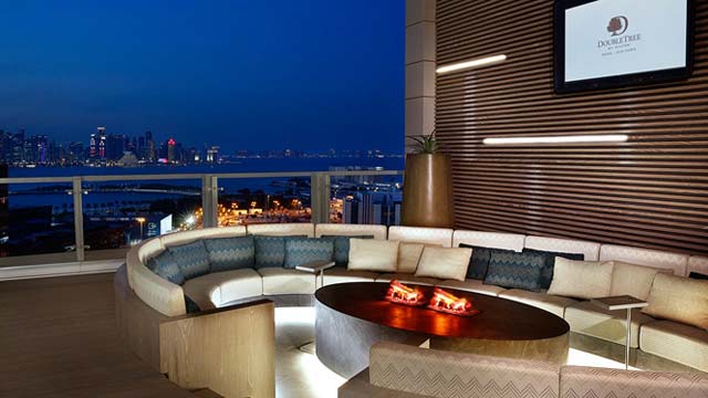 屋顶酒吧纯休息室在Doha Hotel Doha Hilton Hotel Doha