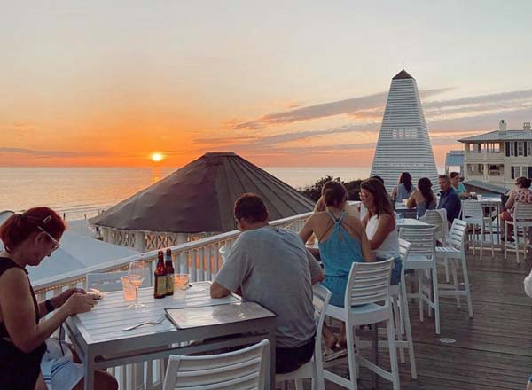 屋顶酒吧巴德和Alley的海滨餐厅和酒吧在翡翠海岸