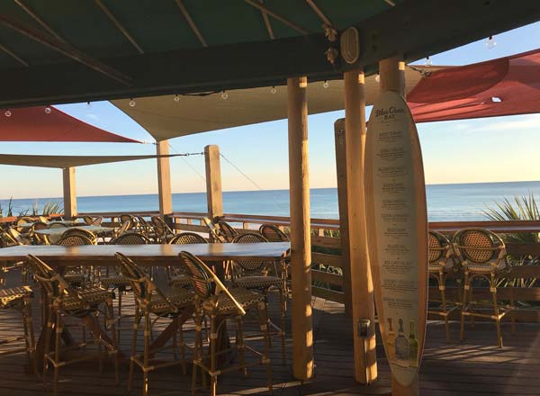 屋顶酒吧在翡翠海岸的海滨别墅