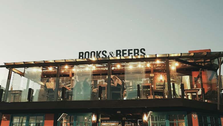 屋顶酒吧书籍与弗洛里亚诺波利斯的啤酒