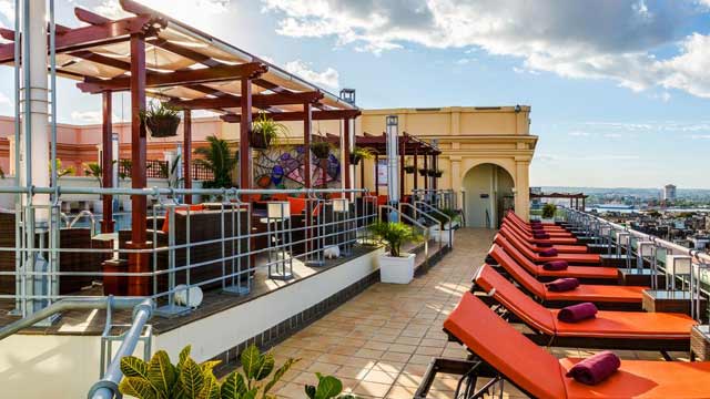 在哈瓦那萨拉托加酒店的屋顶酒吧Piscina Mirador
