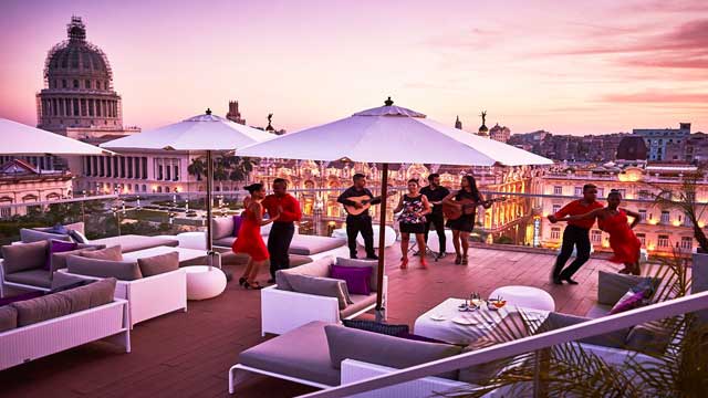 屋顶酒吧El Surtidor游泳池露台和酒吧在哈瓦那凯宾斯基