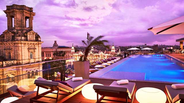 屋顶酒吧El Surtidor游泳池露台和酒吧在哈瓦那凯宾斯基