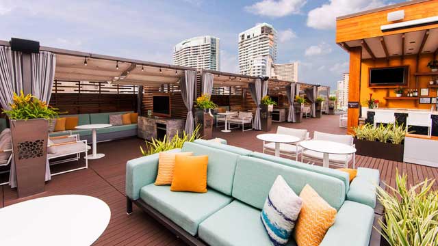夏威夷Hilton Grand Vacations的屋顶酒吧Hokulani Waikiki