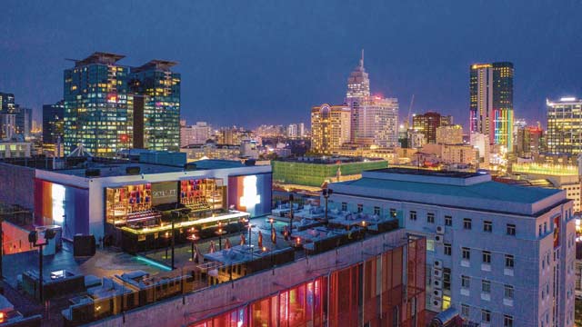 位于胡志明市的屋顶酒吧Skyloft由Glow设计