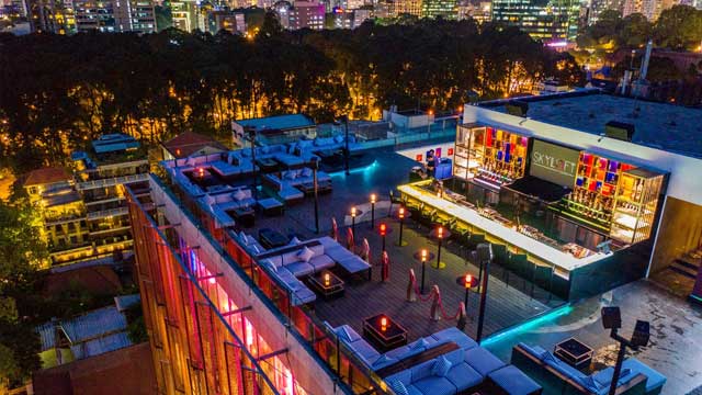 位于胡志明市的屋顶酒吧Skyloft由Glow设计