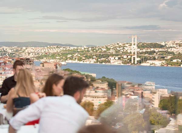 屋顶酒吧时尚餐厅和酒吧在伊斯坦布尔