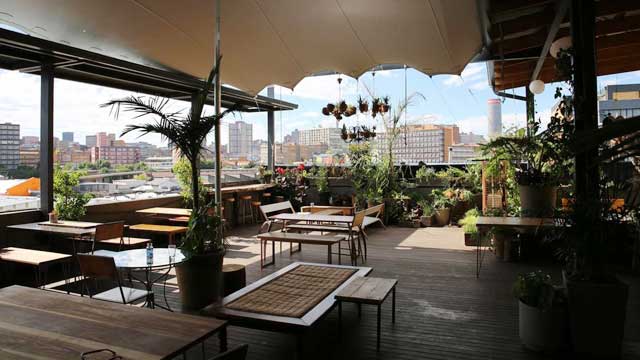 屋顶酒吧Living Room Rooftop Café位于约翰内斯堡