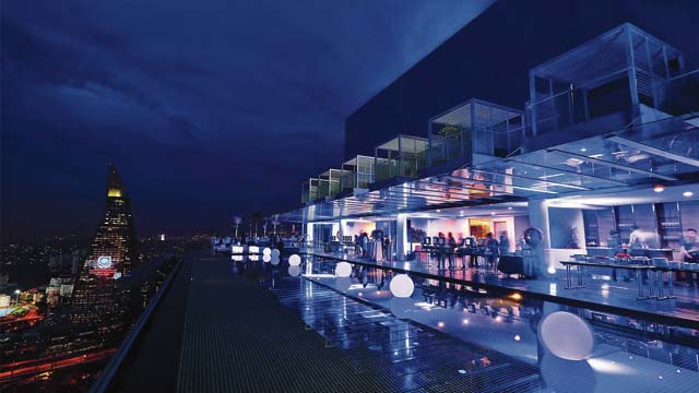 屋顶酒吧在吉隆坡的Invito Hotel的屋顶酒吧U-Bar
