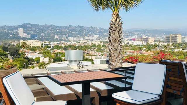 屋顶酒吧位于洛杉矶比弗利山60号屋顶
