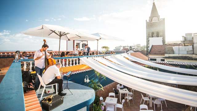 屋顶酒吧露台酒吧位于马德拉岛的Sé精品酒店