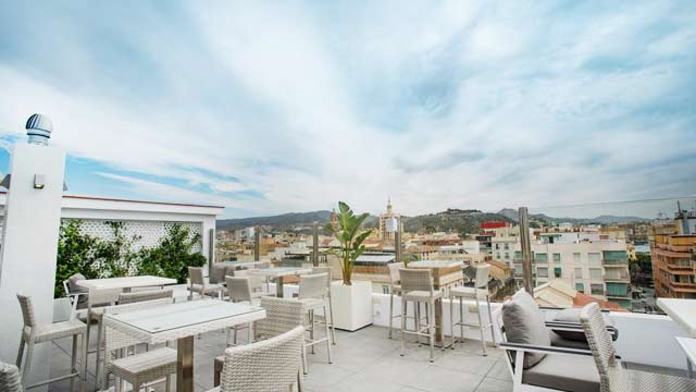 马拉加Soho酒店Bahía Málaga的屋顶酒吧