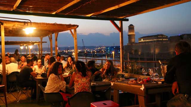 马赛的屋顶酒吧划船俱乐部餐厅