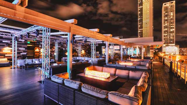 屋顶酒吧在e11，甚至在迈阿密