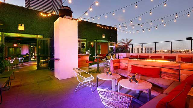 在迈阿密的屋顶酒吧绽放skybar