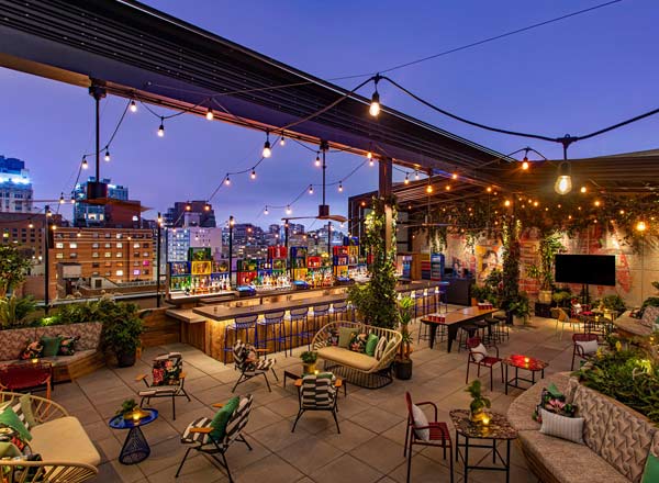 屋顶酒吧在纽约市准备就绪的屋顶酒吧