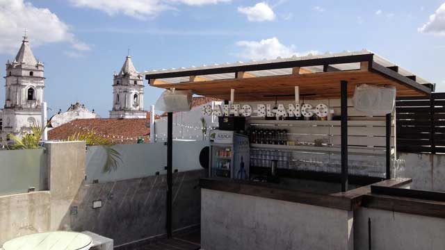 巴拿马城的屋顶酒吧Gatto Blanco