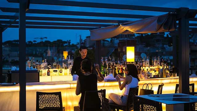 屋顶酒吧的第一个豪华艺术酒店在罗马