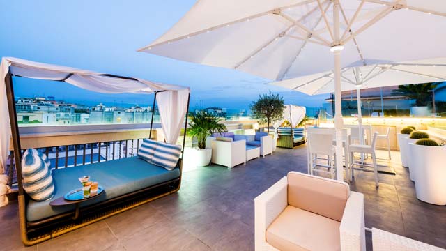 屋顶酒吧天空蓝池露台在罗马Aleph罗马酒店