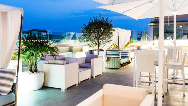 屋顶酒吧天空蓝池露台在罗马Aleph罗马酒店