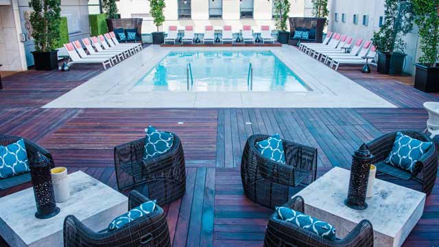 圣地亚哥的屋顶酒吧4层游泳池甲板和休息室