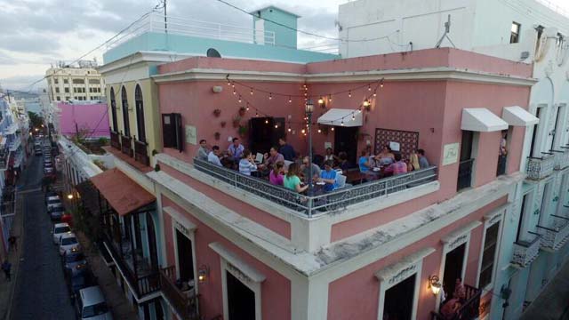 屋顶酒吧酒吧山顶屋顶葡萄酒＆塔帕队在圣胡安