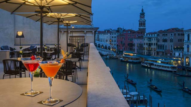 屋顶酒吧La Terrazza酒吧在H10卡诺瓦宫在威尼斯