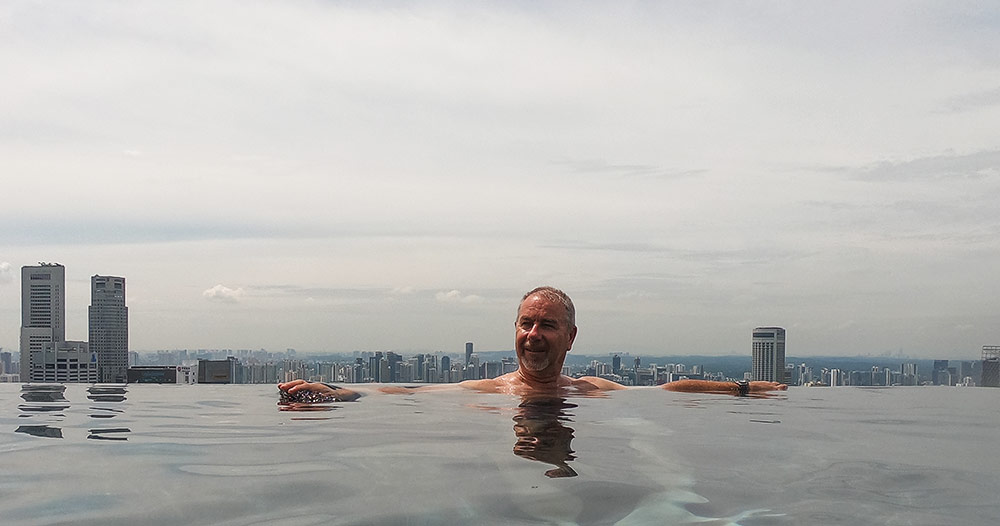 滨海湾金沙酒店屋顶泳池