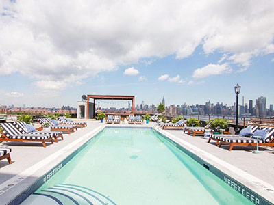 在纽约最佳金博宝188手机网页的屋顶泳池